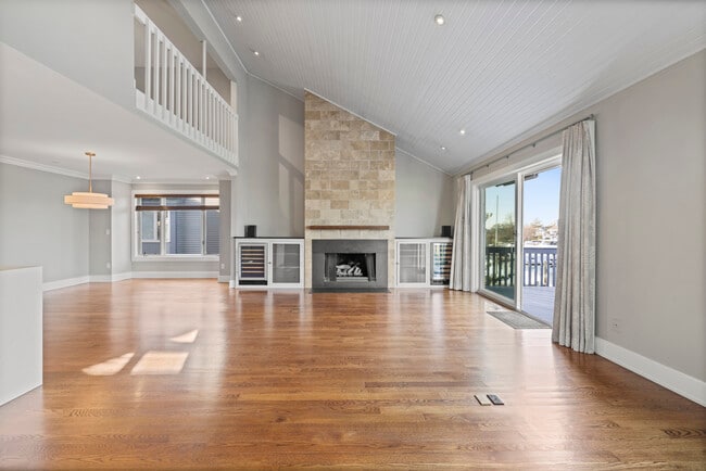 Building Photo - 1 Island Dr