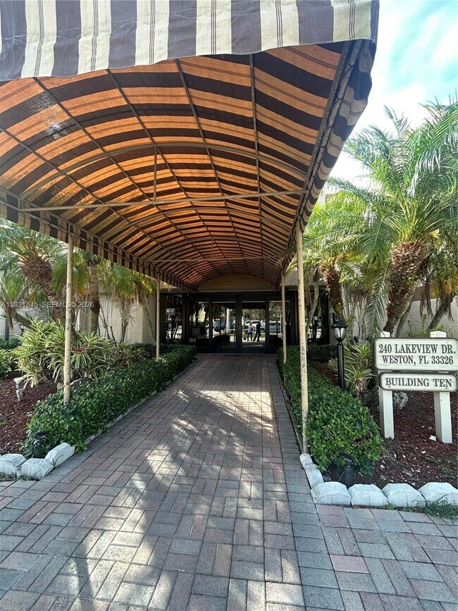 Building Photo - 240 Lakeview Dr