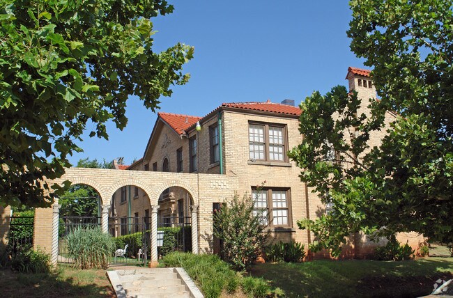 Building Photo - Spanish Courts