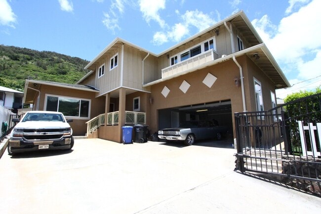 Building Photo - Large 4 bedroom, 3 bath, 4+ parking, gated single family house in Kalihi