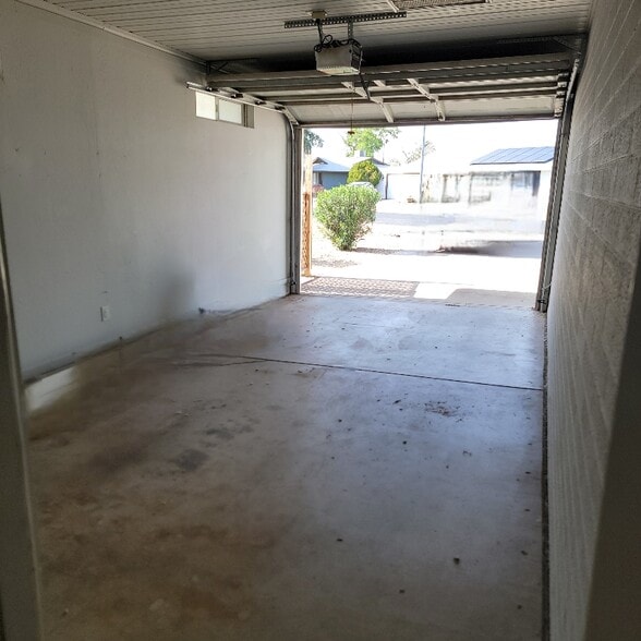 Building Photo - 10613 W El Rancho Dr