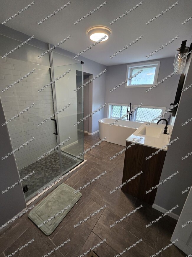 Building Photo - Charming 4 Bedroom Home
