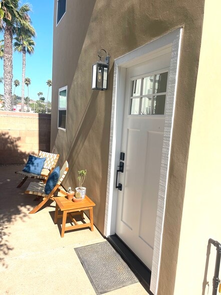Primary Photo - 2093 Ayala St