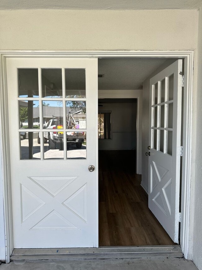 Building Photo - Newly Remodeled South Corona Family Home