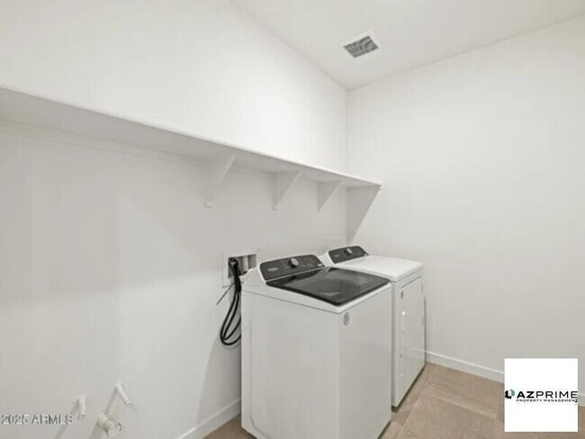 Building Photo - Your dream home awaits