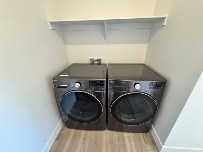 Building Photo - 3 Bed Condo In Desert Color!