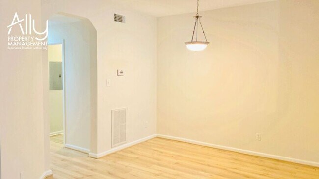 Building Photo - 270 Riverbend Dr