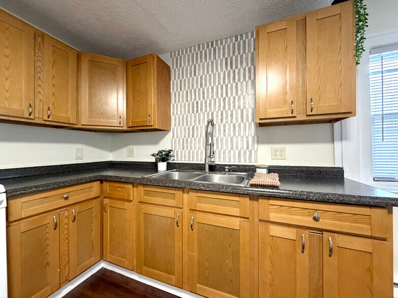 Building Photo - 184 Burritt Rd