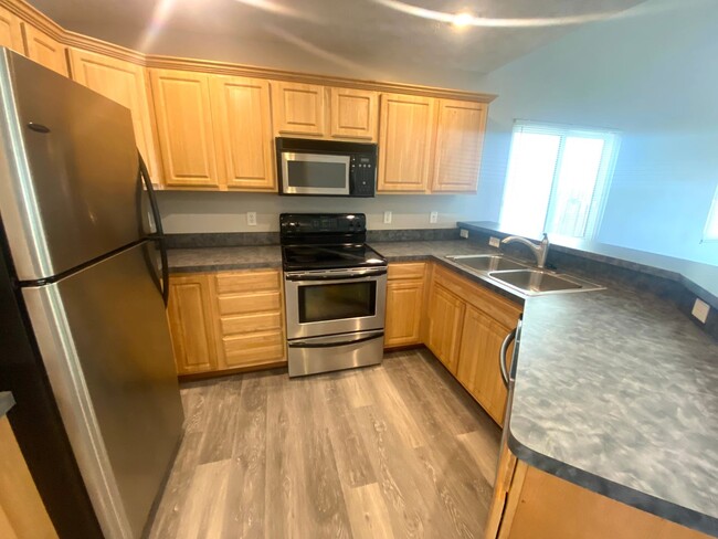 Building Photo - 3 Bedroom and 3 Bathroom Duplex. Available...