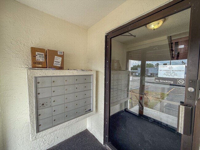 Building Photo - 28 Kenmar Dr