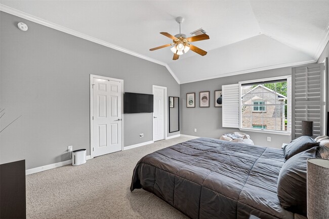 Building Photo - 1015 Enclave Square S