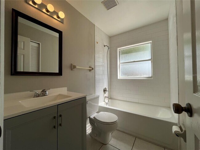 Building Photo - 1465 Tiverton Dr