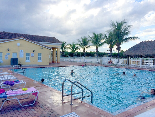 Building Photo - 1663 SE 29th St # 109