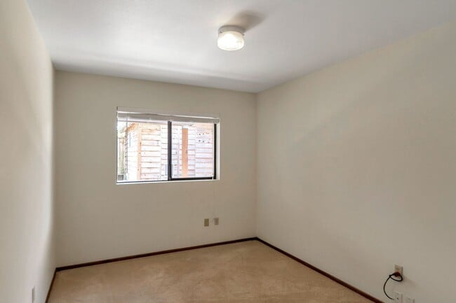 Building Photo - Sun-filled 3-bedroom, 3-bathroom single-fa...