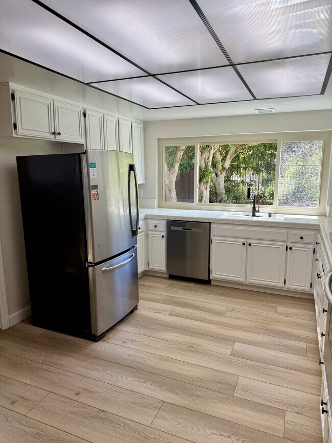 Building Photo - 10575 Canyon Lake Dr