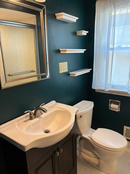 Bathroom - 4306 N Stowell Ave