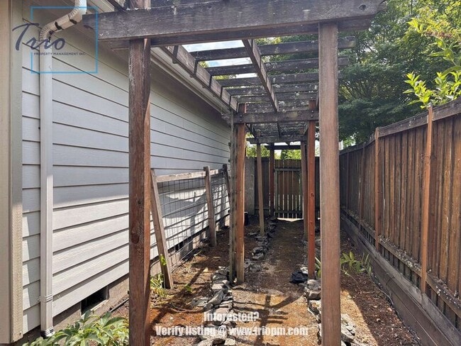 Building Photo - 3365 Gilham Rd