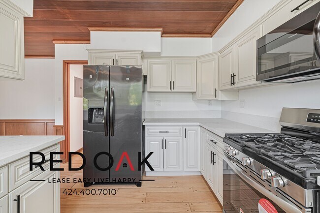 Building Photo - 360 S Linden Dr