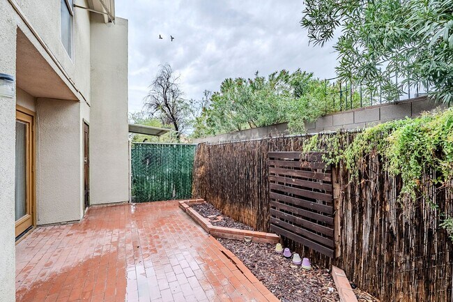 Building Photo - 3 Bed 2.5 Bath Pet-Friendly Retreat by The...