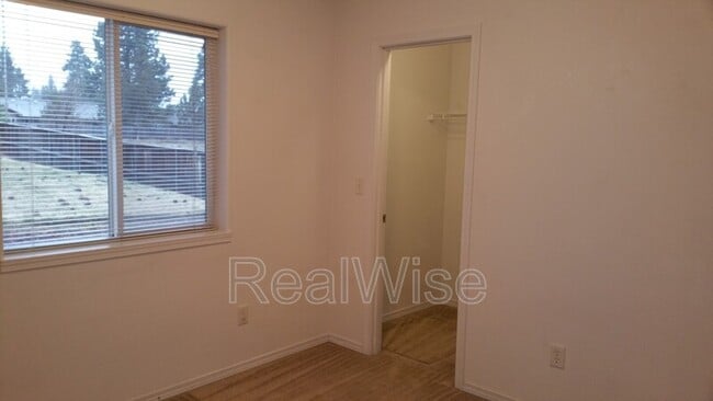 Building Photo - 933 NE Hidden Valley Dr
