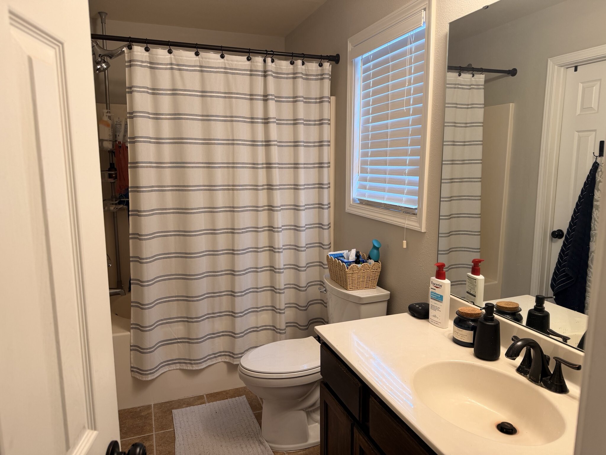 Building Photo - 2722 Meadow Knoll Dr