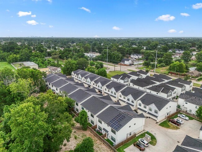Building Photo - 6405 Highland Pine Ln