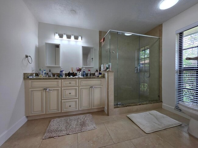 Building Photo - 435 Pine Villa Dr