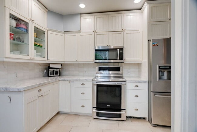 Building Photo - 3321 NE Peerless Pl