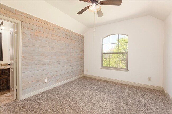 Building Photo - Oak Point Beauty