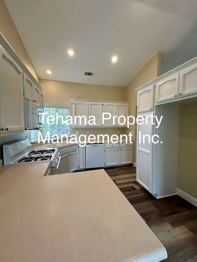 Building Photo - Updated 3 bedroom 2 bathroom in Cottonwood...
