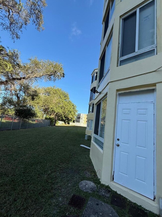 Building Photo - 1201 NE 191st St