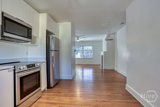 Building Photo - 916 Maupas Ave