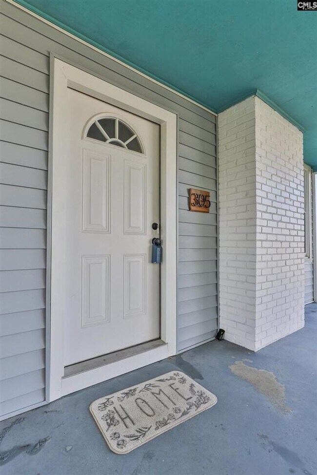 Building Photo - Adorable 3BR/1.5BA Renovated Bungalow Near...