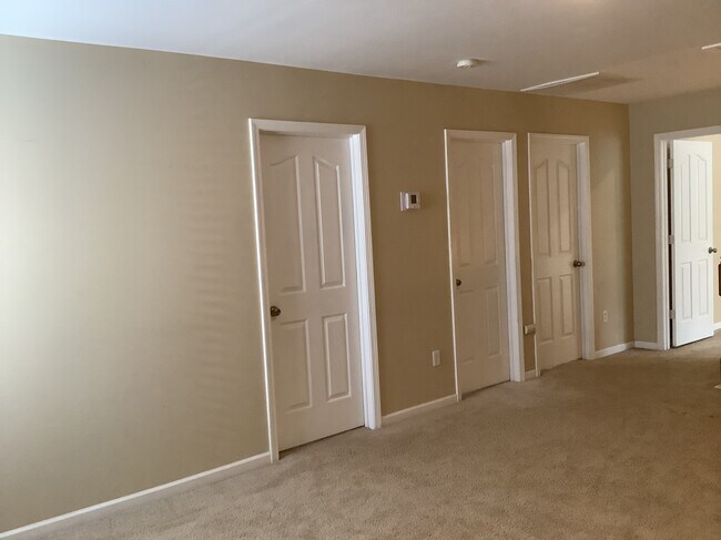 Building Photo - 11 Knoll Ridge Dr