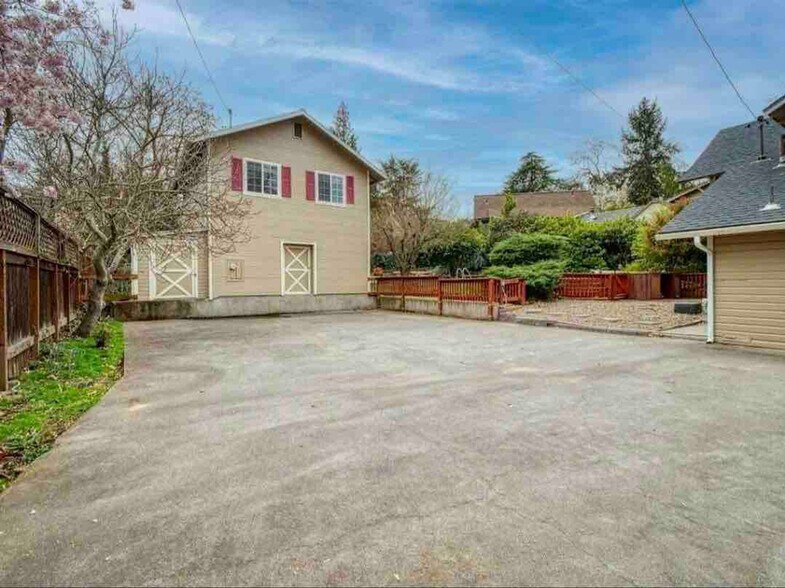 Building Photo - 1428 Crown Ave