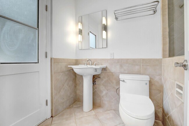 Building Photo - Rent this Beautiful 5 BEDROOM HOME NOW!