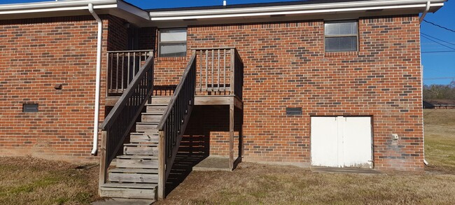 Building Photo - 326 Mission Ridge Rd