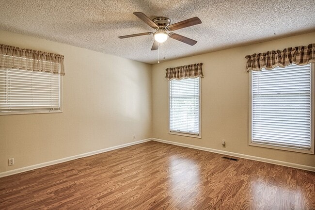 Building Photo - Central Hot Springs Village/Home/Unfurnished