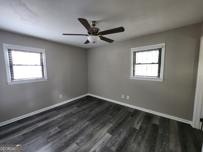 Building Photo - 4524 Lasalle Dr