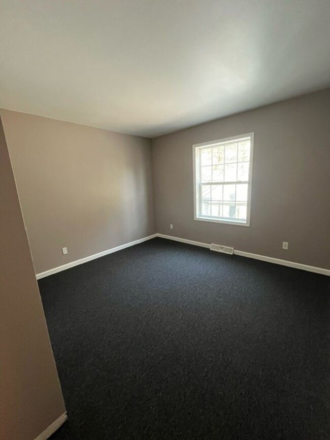 Building Photo - 3 bedroom 3 bathroom