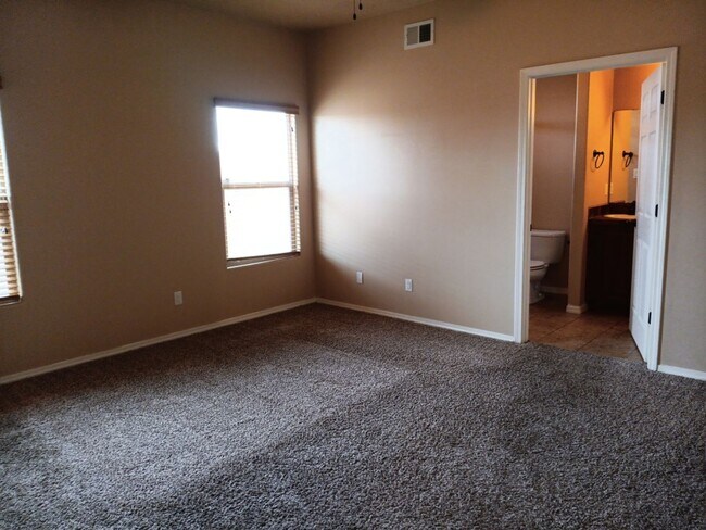 Building Photo - 4 Bedroom, 2 Bathroom! Lovely Home! Schedule a Showing!