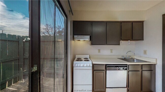 Building Photo - 725 Peppertree Dr