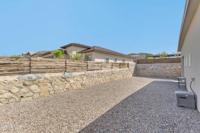 Building Photo - 12631 Mark Twain Ave