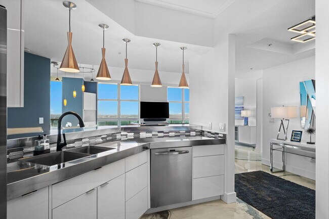 Building Photo - 347 N New River Dr E