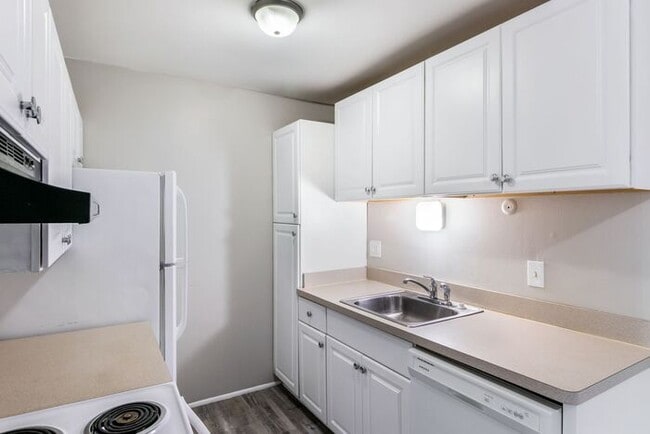 Building Photo - *Beautiful Apartment in Park Like Setting* Updated Shaker Cabinets and Appliances HEAT included
