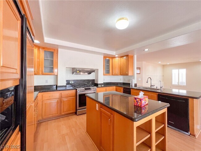 Building Photo - 6586 Shadow Cove Ave