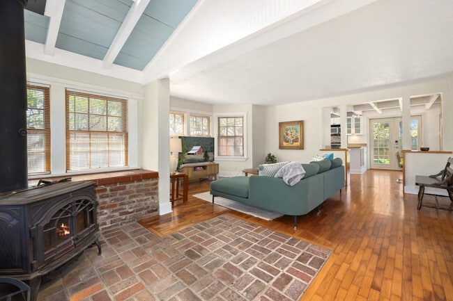 Building Photo - 833 Rush Dr