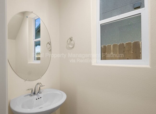 Building Photo - 555 N Cattail Ct