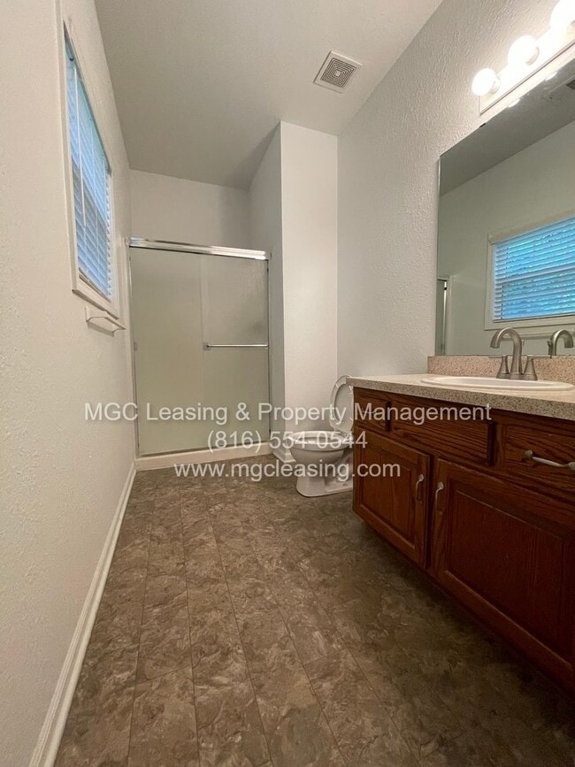 Building Photo - 5905-5907 NE 42nd St