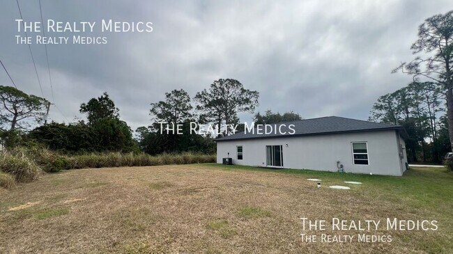 Building Photo - 1247 San Matio St